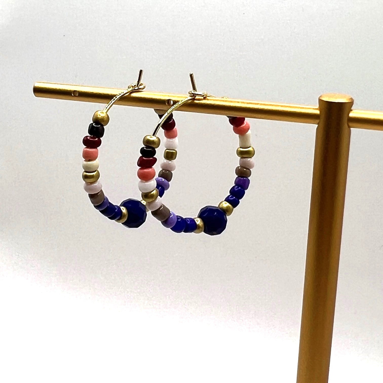 Billie Lou Hoops med farvede glasperler, Purple