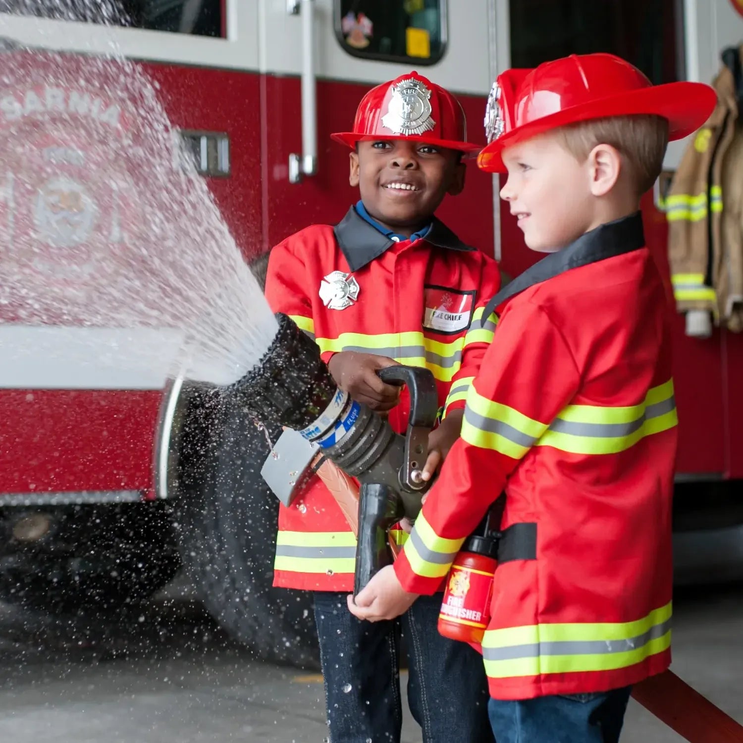 Great Pretenders Brandmandskostume med tilbehør, 5-6 år