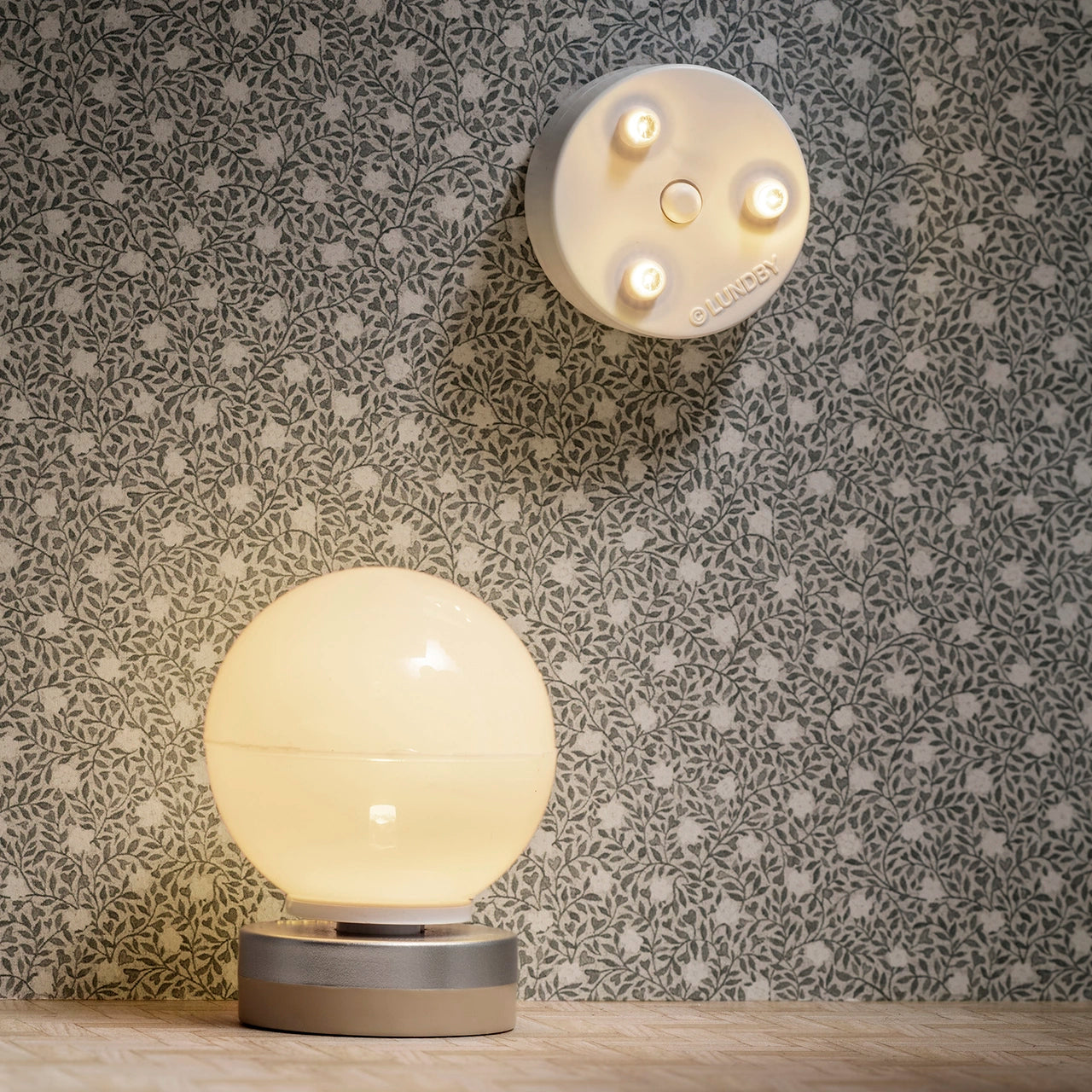 Lundby Dukkehus udstyr og tilbehør, Projektører og gulvlampe