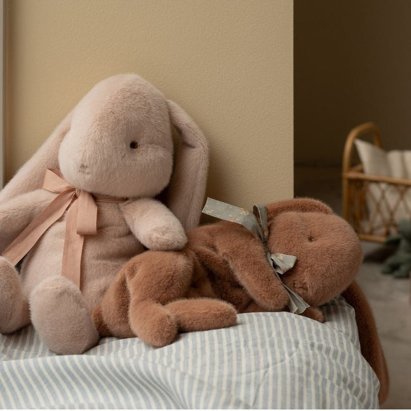 Maileg Sovende Plyskanin lille, Varm brun