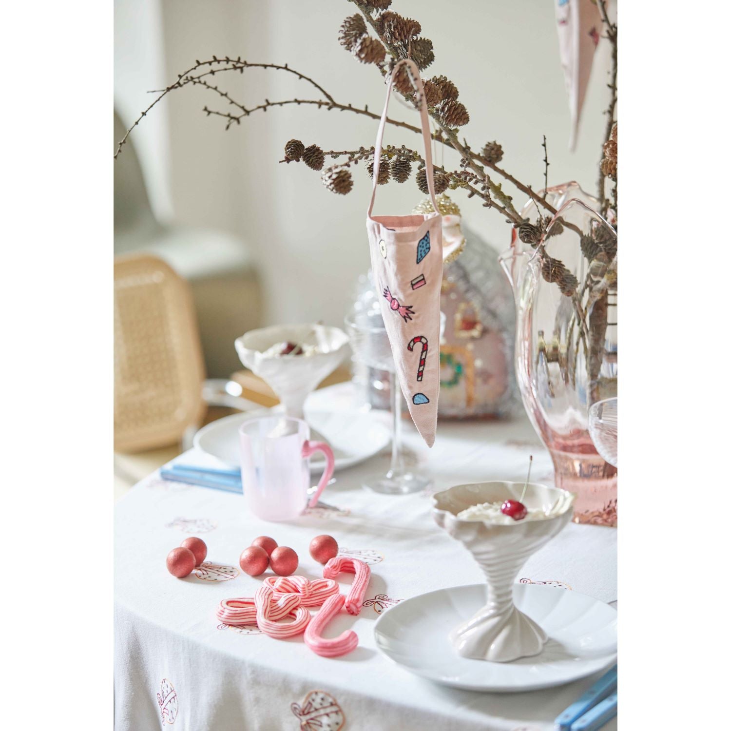 Blåmst Ophæng kræmmerhus i stof med broderi