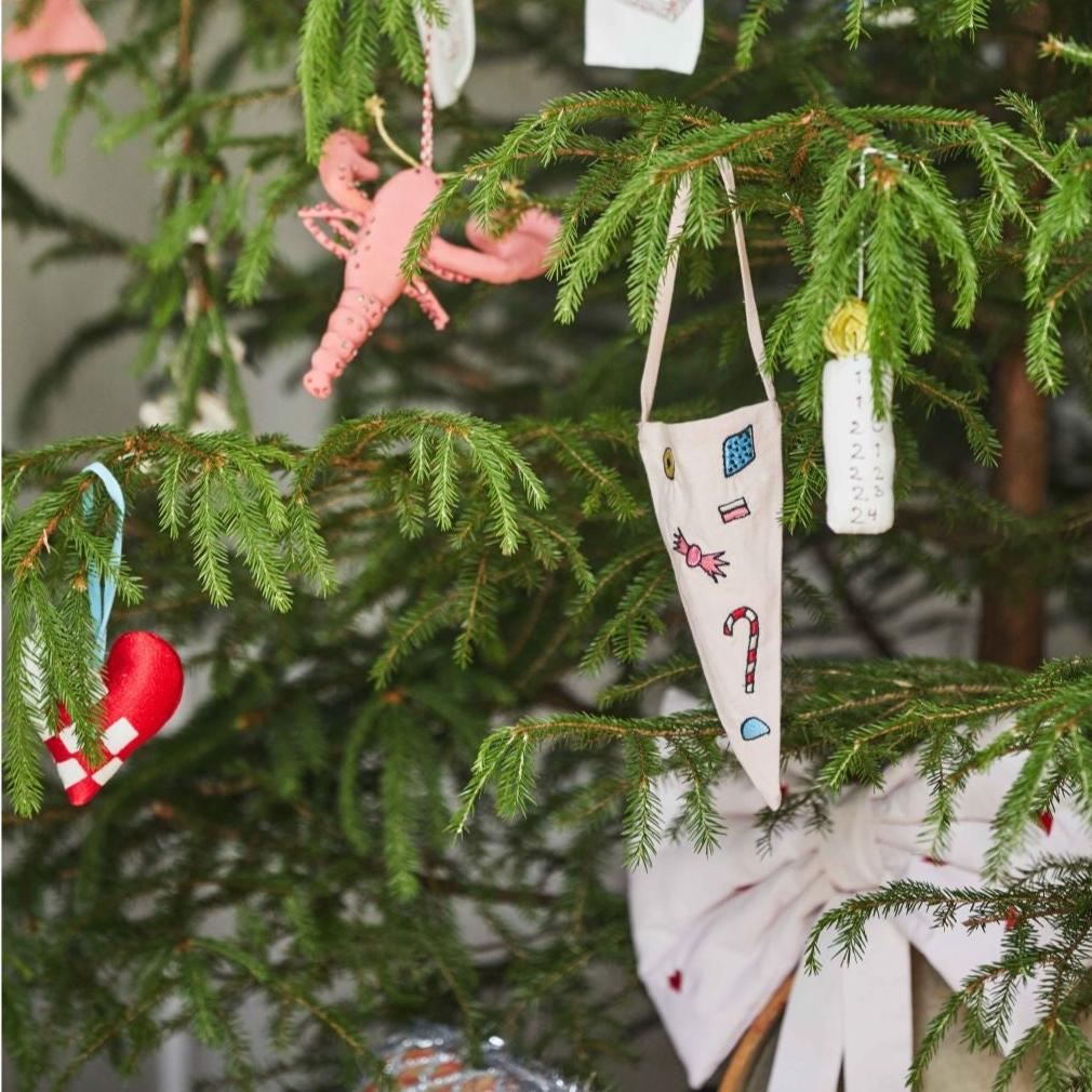 Blåmst Ophæng kræmmerhus i stof med broderi