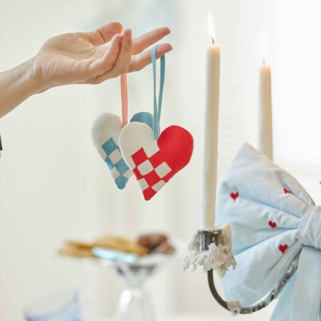 Blåmst Ophæng julehjerte i stof med broderi, Blå/hvid