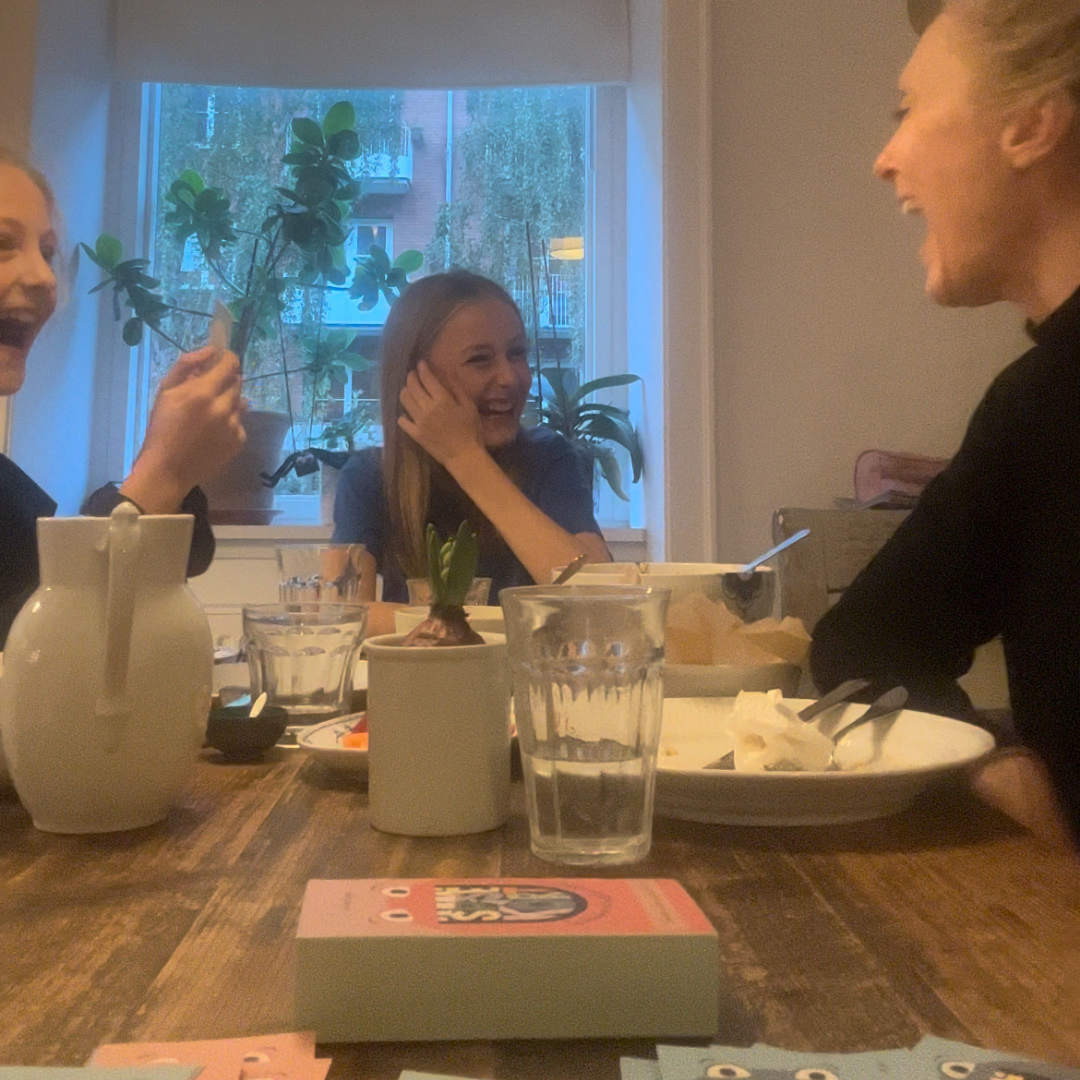Spisekort Samtalekort grøn, Glad med til bords