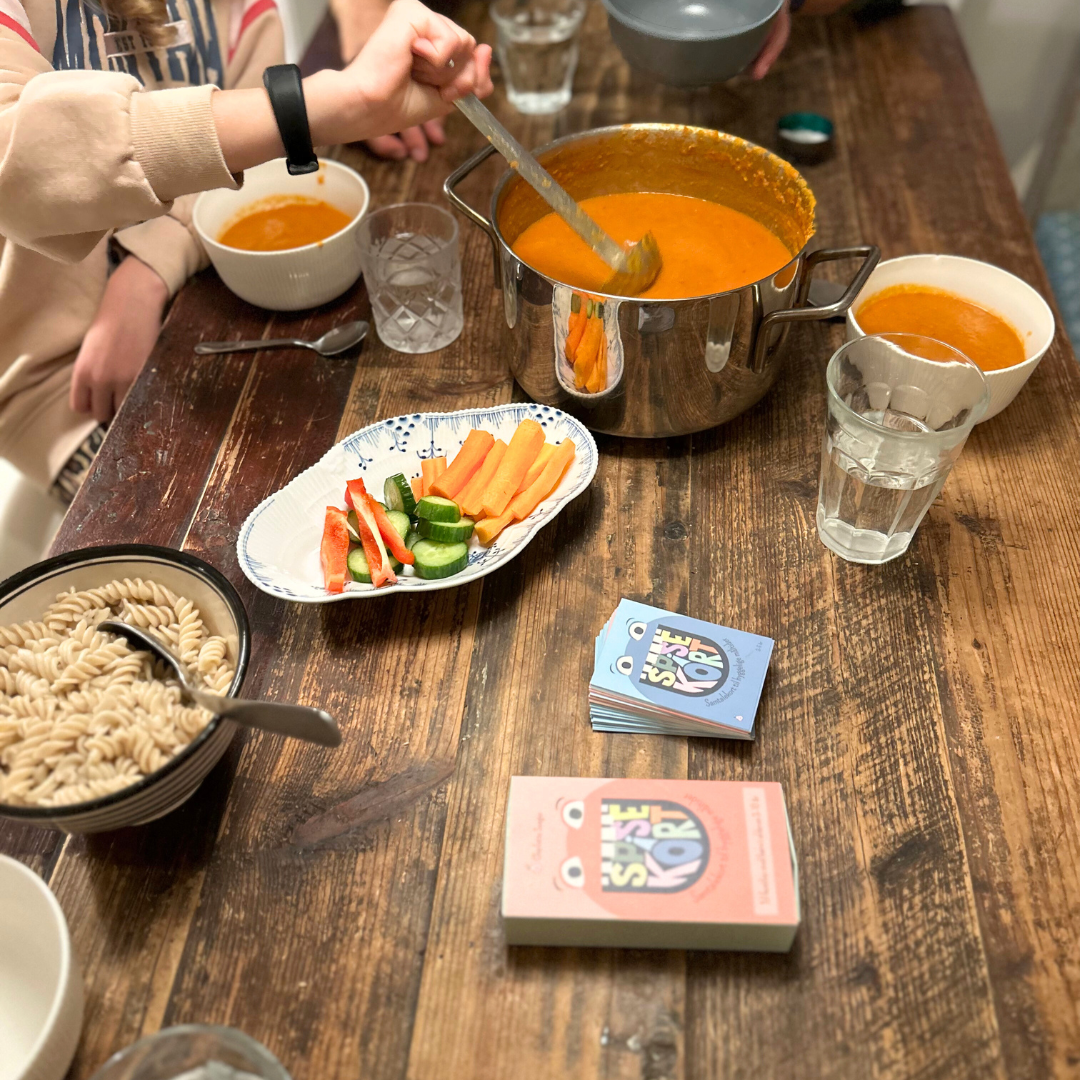 Spisekort Samtalekort grøn, Glad med til bords