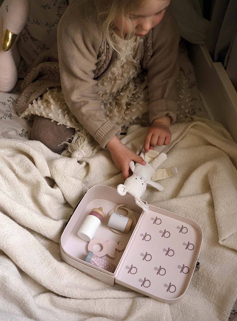 Jabadabado Kuffert med kaninbaby og tilbehør