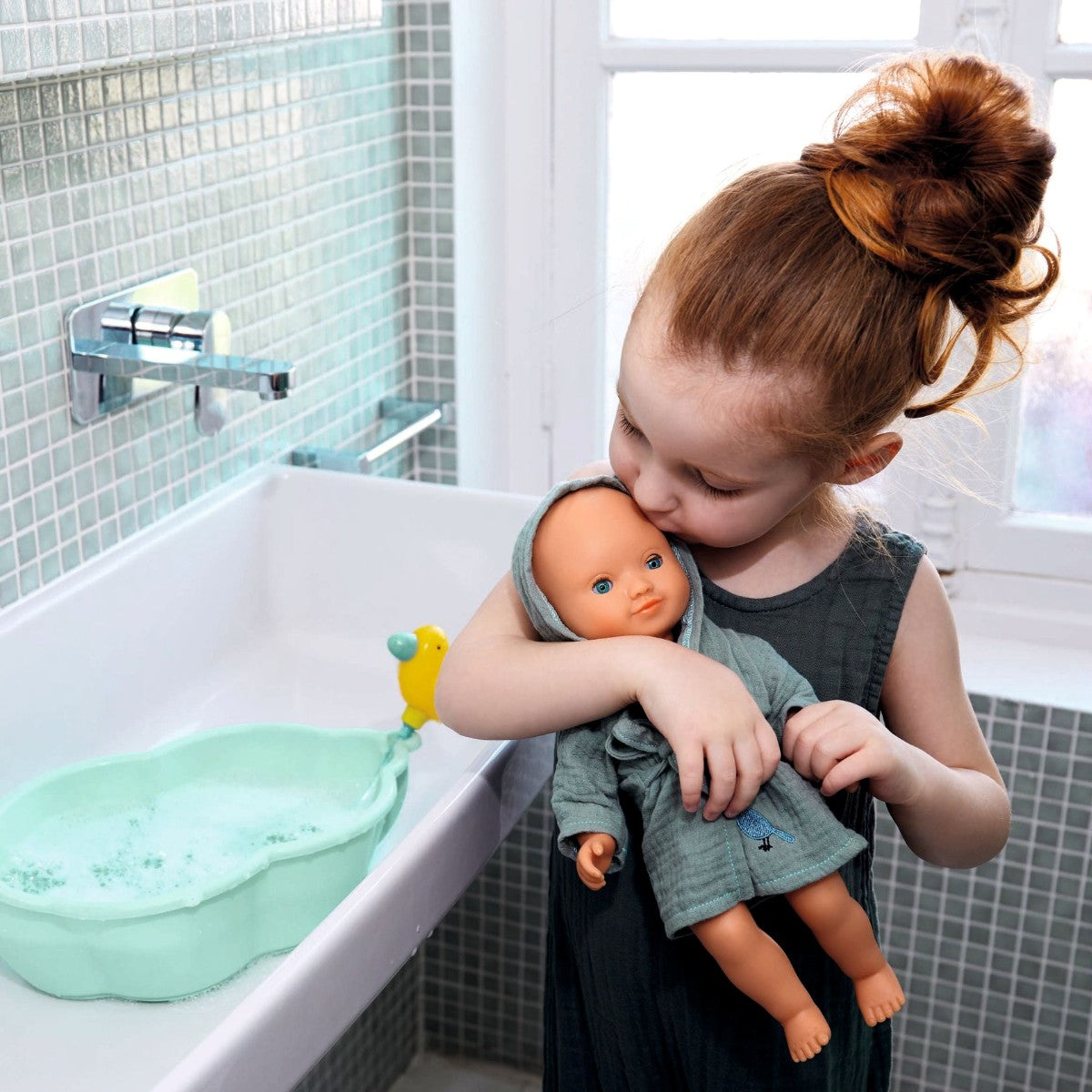 Djeco Pomea Bade-babydukke 32 cm, Olive
