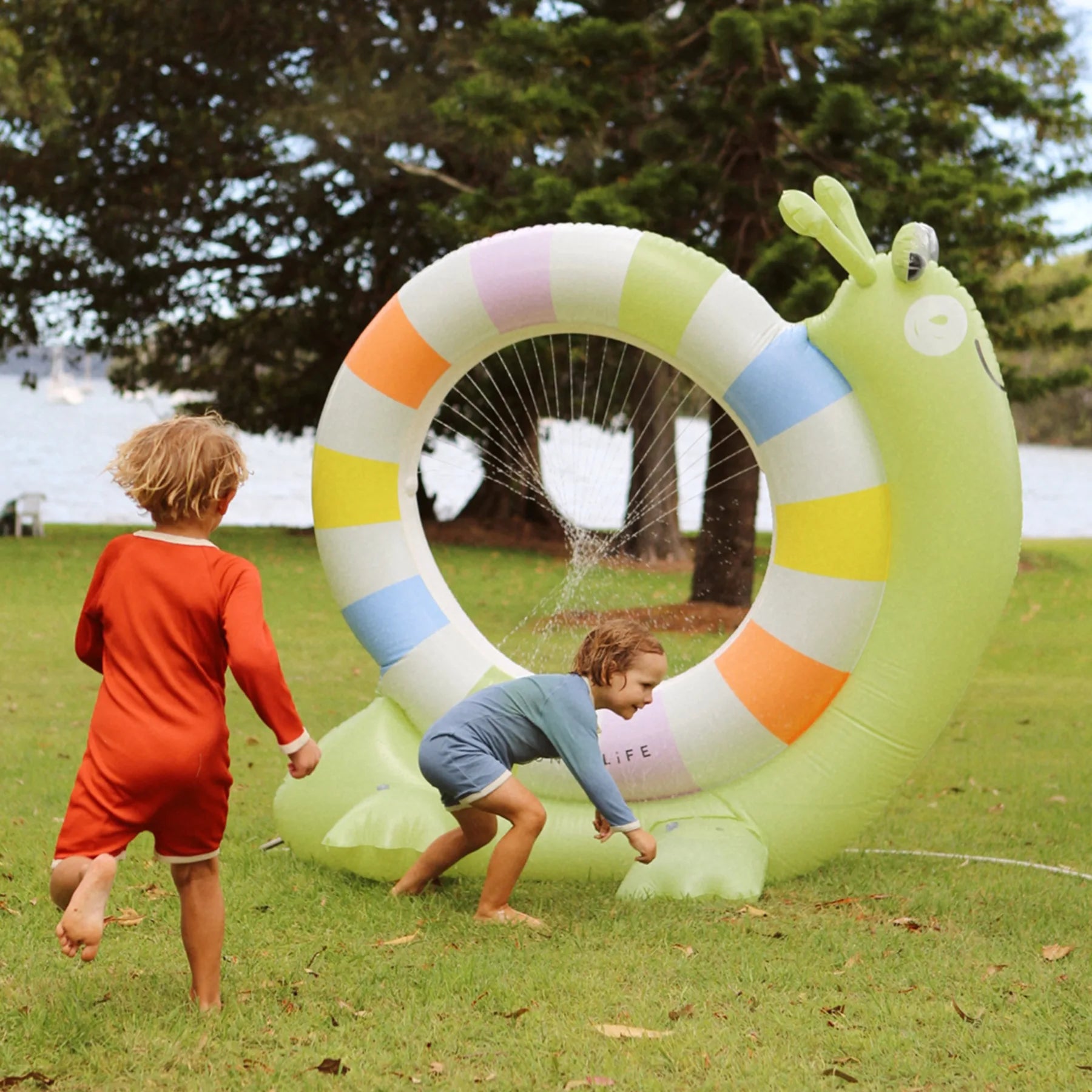 Sunnylife gigant oppustelig sprinkler, Into the Wild Multi Snail