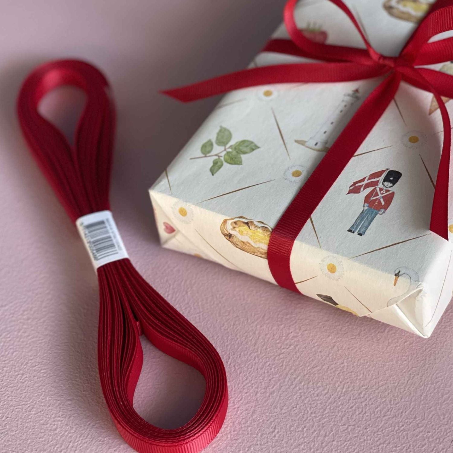 All By Voss Ribbet gavebånd 10 meter, Rød